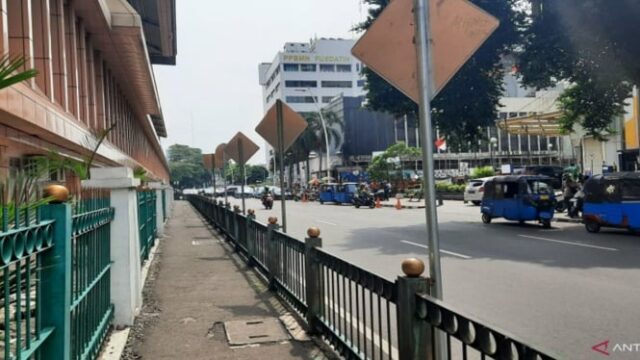 Os passageiros virais saltam na cerca do guardião da estação Cikini devido à saída, disse Kai

