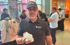 Os pesquisadores perseguem tempestades, estudando pedras com tamanho de punho no ‘Hailstorm Alley’ de Alberta ‘ Os pesquisadores perseguem tempestades, estudando pedras com tamanho de punho no 'Hailstorm Alley' de Alberta '