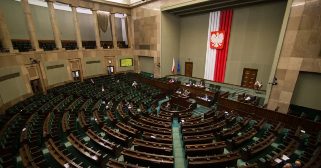 Os poloneses estimaram políticos. Um líder surpreendente em uma nova pesquisa da CBOS

