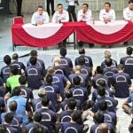 Os presos da prisão de Cipinang controlam bo de barras atrás das grades, o movimento rápido faz isso rapidamente faz isso