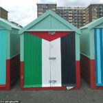 Supervisionou Brighton e Hove City Council explicaram que Alison Lesley, que teve sua amada casa de praia (foto) há seis anos, quebrou sua cabana na praia pintando -a com uma bandeira palestina