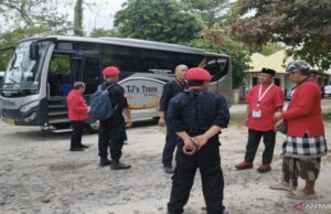 Os quadros de PDIP em Bali usam a identificação que o Congresso lê Os quadros de PDIP em Bali usam a identificação que o Congresso lê