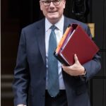 Keir Starmer mudou -se para desligar o chicote de quatro parlamentares e disparou outros três de papéis comerciais, na sequência de degradação do bem -estar