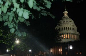 Os republicanos da Câmara transferem a “ótima bela conta” de Trump para a votação final Vista noturna do edifício do Capitólio dos EUA.