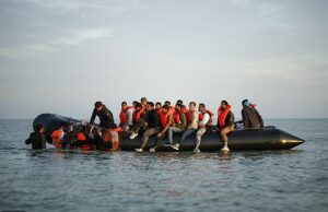 Os requerentes de asilo usam contribuintes para financiar seus hábitos de jogo: mais de 6.000 migrantes usavam autoridades emitidas com £ 50 por semana em lojas de apostas e cassinos no ano passado Os migrantes levam a bordo de um barco inflável de bote para atravessar o canal inglês, em cascalho