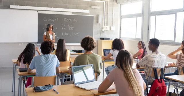 Os salários do professor são novos! A revolução da taxa ocorrerá em 2026? (PROJETO)

