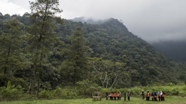 Os segundos de dois alpinistas adolescentes caíram no abismo do Monte Puntang, um experimentou um osso quebrado

