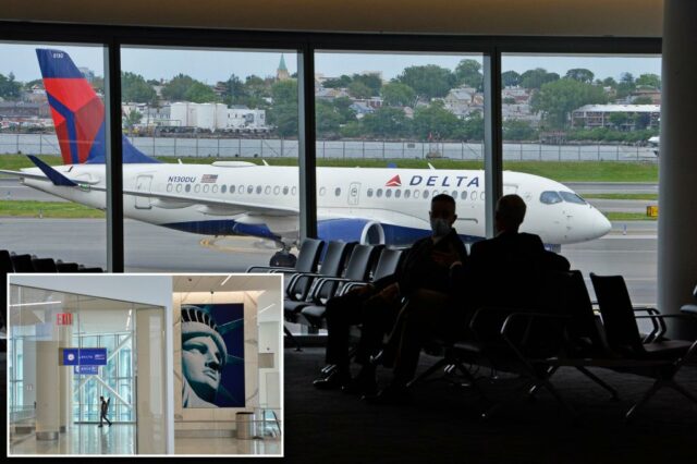 Vista do interior do novo Terminal L Laguardia Aeroporto, contendo uma grande estátua da imagem de Liberty.
