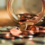 A segurança da Apple paga até US $ 2 milhões, mas pagou apenas US $ 1k por um bug crítico | Jarra de moedas mostradas