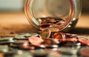 Os tamanhos de segurança da Apple pagam até US $ 2 milhões, mas pagaram apenas US $ 1 mil por um bug crítico A segurança da Apple paga até US $ 2 milhões, mas pagou apenas US $ 1k por um bug crítico | Jarra de moedas mostradas