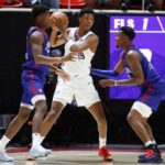 Três lutas de basquete pela bola durante a partida de verão da NBA.