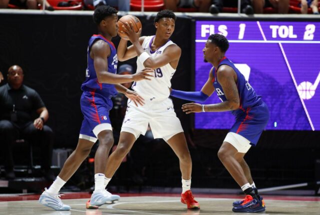 Três lutas de basquete pela bola durante a partida de verão da NBA.