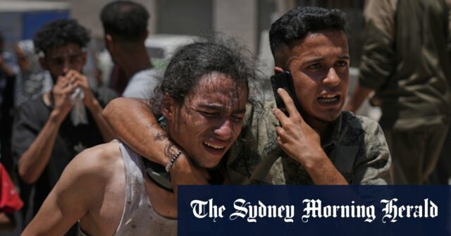 Os palestinos agirem depois de levar os corpos mortos enquanto tentavam ajudar os caminhões que entram no norte de Gaza.