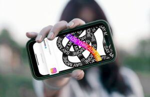 Os tópicos expandem insights com análises detalhadas, descoberta de descoberta, outros Os threads podem se tornar populares como X, como revelado mais números de usuários recentes | Mulher segurando um iPhone com os gráficos do aplicativo na tela
