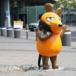 Os vândalos incendiaram uma estátua de mouse que é uma estrela de TV e um mascote para um transmissor alemão