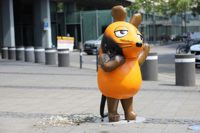 Os vândalos incendiaram uma estátua de mouse que é uma estrela de TV e um mascote para um transmissor alemão

