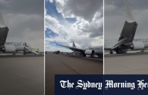 Os viajantes anotaram do avião após o incêndio Os viajantes anotaram do avião após o incêndio