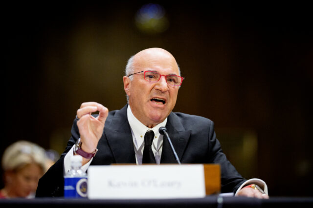 Os vôos Kevin O'Leary, do Shark Tank, Stephen Colbert para ser baleado: "Whack Li"


