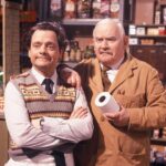 Open All Hours durou quatro temporadas com a BBC entre 1976 e 1985 e segue a descoberta de Arkwright e seu jovem sobrinho Granville - interpretado por Sir David Jason