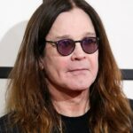 Ozzy Osbourne, 76, morre quando tributos caem para cantores de Black Sabbath depois que a família anunciou sua passagem "pacífica": atualizações ao vivo