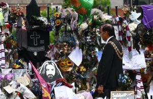 Ozzy Osbourne Funeral: milhares se reuniram para prestar homenagem à lenda da música Ozzy Osbourne Funeral: milhares se reuniram para prestar homenagem à lenda da música