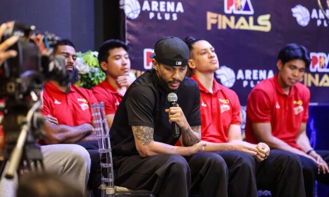 O guarda de San Miguel Beemen, Chris Ross, TNT Tropang 5G com finais da PBA Philippine Cup durante a conferência de imprensa.