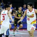 Gian Mamuyac e Jhonard Clarito combinam contra o TNT Tropang 5G durante as semifinais da PBA Filipin Cup.
