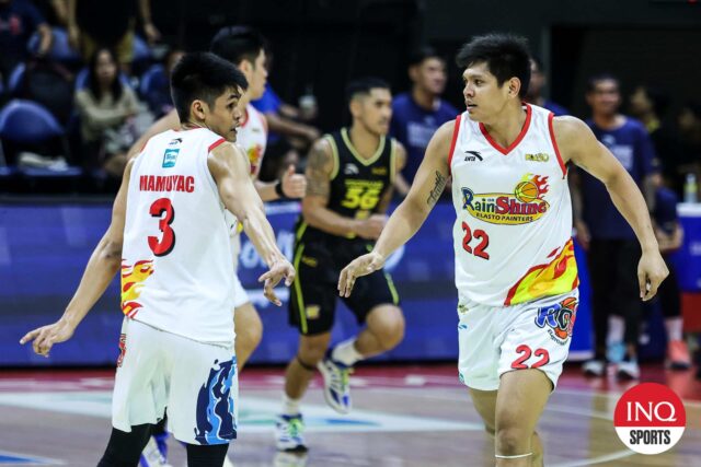 Gian Mamuyac e Jhonard Clarito combinam contra o TNT Tropang 5G durante as semifinais da PBA Filipin Cup.