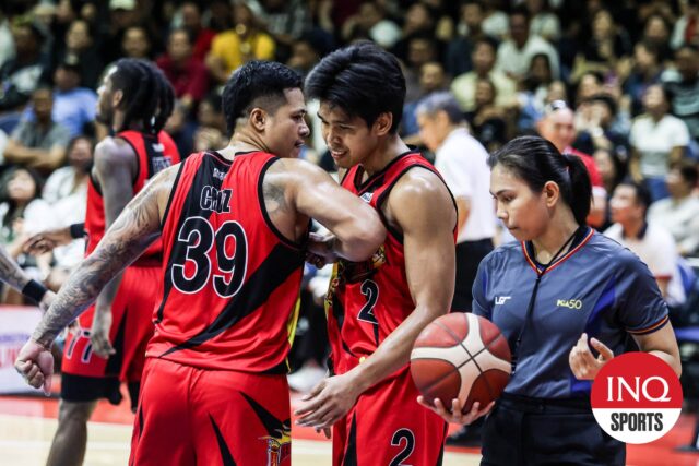 San Miguel Beermenmen'in Don Trollono ve Jericho Cruz, tnt tnt tnt tnt tnt tnt tnt Tropang 5g'ye Karşı Pba Filipin Kupası Finalleri Oyun 2.