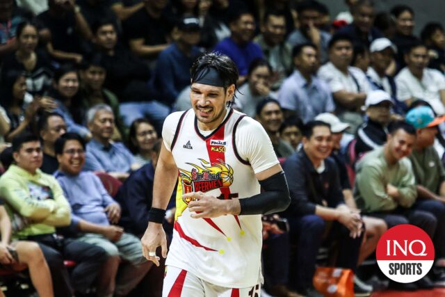 June Mar Fajardo, de junho de San Miguel Beemenmen, as finais da Copa Filipin são contra o TNT TNT TNT TLOPANG 5G no jogo 3.