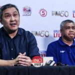 O vice -comissário do PBA Eric Castro e o membro do comitê técnico Bong Pascal, San Miguel Beermen e TNT Tropang 5G PBA Filipin Cup Finals na conferência de imprensa após 1.