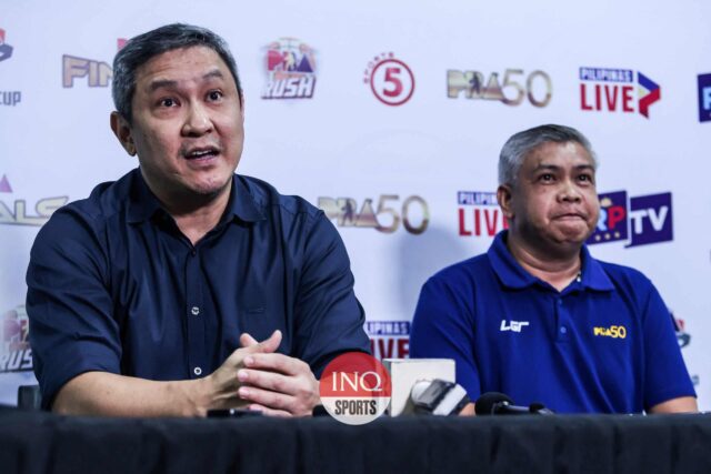 O vice -comissário do PBA Eric Castro e o membro do comitê técnico Bong Pascal, San Miguel Beermen e TNT Tropang 5G PBA Filipin Cup Finals na conferência de imprensa após 1.
