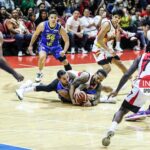 O título da Jordânia e Chris Ross lutaram por uma bola solta durante um jogo que levou à reversão da quarta traseira de Mo Tautuaa durante o jogo 1 do PBA Philippine Cup Finals.