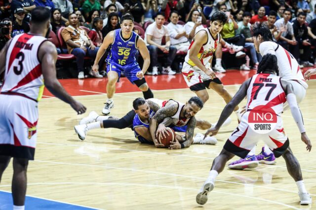 O título da Jordânia e Chris Ross lutaram por uma bola solta durante um jogo que levou à reversão da quarta traseira de Mo Tautuaa durante o jogo 1 do PBA Philippine Cup Finals.