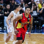 Jericho Cruz, de San Miguel Beermen, TNT TNT TROPANG 5G contra o jogo da Final do PBA Philipin Cup 4. - - - - - - - - - - - - - - - - - - - - - - - - - - - - - - - - - - - -