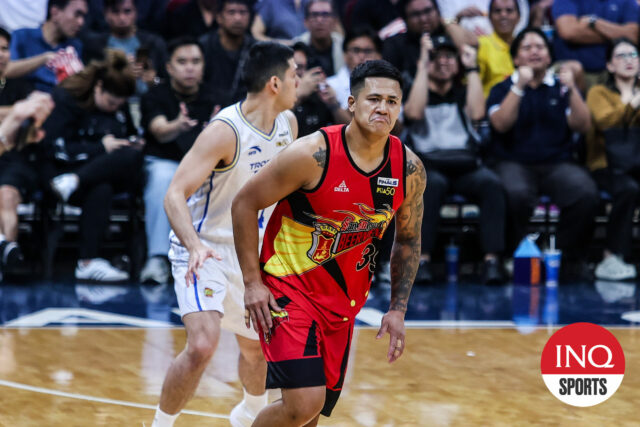 Jericho Cruz, de San Miguel Beermen, TNT TNT TROPANG 5G contra o jogo da Final do PBA Philipin Cup 4. - - - - - - - - - - - - - - - - - - - - - - - - - - - - - - - - - - - -