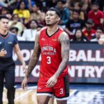 O Jamie Malonzo, do Barangay Ginebra Gin Kings, durante as semifinais da Copa Filipiniana do PBA contra o San Miguel Beermen.