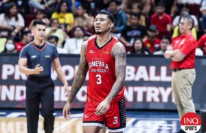 PBA: Jamie Malonzo Ginebra’s Lasings of Defense Wave no jogo 4 O Jamie Malonzo, do Barangay Ginebra Gin Kings, durante as semifinais da Copa Filipiniana do PBA contra o San Miguel Beermen.