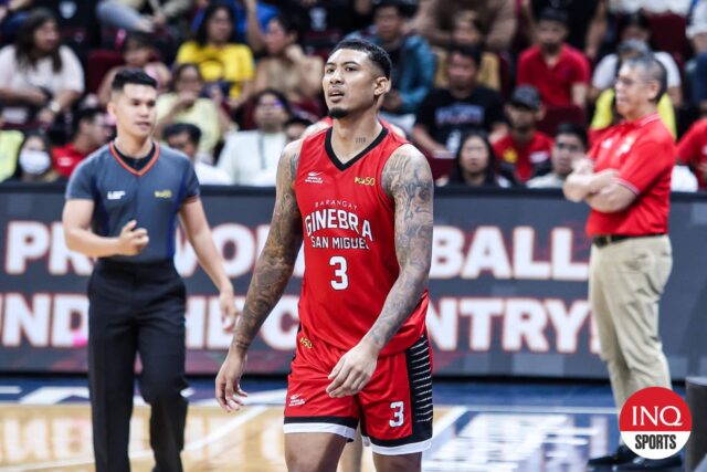 O Jamie Malonzo, do Barangay Ginebra Gin Kings, durante as semifinais da Copa Filipiniana do PBA contra o San Miguel Beermen.