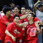 La Tenorio, a guarda de Barangay Ginebra Gin Kings, reage às semifinais da PBA Filipin Cup depois de pregar o vencedor do jogo contra San Miguel Beemen contra San Miguel Beemen.