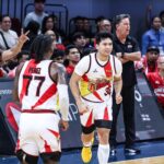 Juami Tiongson, de San Miguel Beermen, Barangay Ginebra Gin Kings contra as semifinais da PBA Philipin Cup 4 partidas.