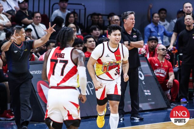 Juami Tiongson, de San Miguel Beermen, Barangay Ginebra Gin Kings contra as semifinais da PBA Philipin Cup 4 partidas.