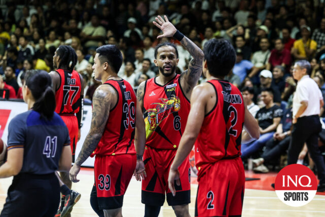 Chris Ross e San Miguel Beermenmen TN TROPANG 5G contra o jogo 2 do PBA Philippine Cup Finals.