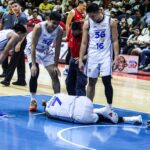 Poy Erram, San Miguel Beermen e TNT Tropang 5G PBA Filipin Cup Finals no 2º jogo da lesão no tornozelo.