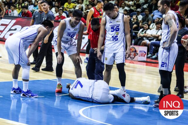 Poy Erram, San Miguel Beermen e TNT Tropang 5G PBA Filipin Cup Finals no 2º jogo da lesão no tornozelo.