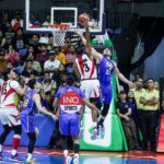 San Miguel Beermen Você Tauta Dunks Tnt Tnt Tnt Tropang 5g contra a Final da Copa do PBA Filipin durante a cesta durante a cesta. A cesta foi derrubada mais tarde