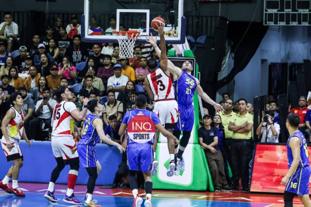 San Miguel Beermen Você Tauta Dunks Tnt Tnt Tnt Tropang 5g contra a Final da Copa do PBA Filipin durante a cesta durante a cesta. A cesta foi derrubada mais tarde