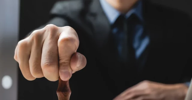 PLN 5.767 salários mínimos mensais brutos e um aumento de 20 %. Para oficiais desde janeiro de 2026


