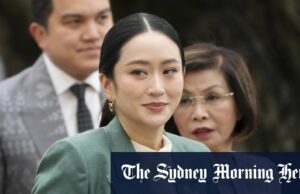 Mais um chefe de estado tailandês ataca a sujeira após julgamento do Tribunal Constitucional Paetongtarn Shinawatra (segunda esquerda) fala com a mídia após a suspensão do escritório.