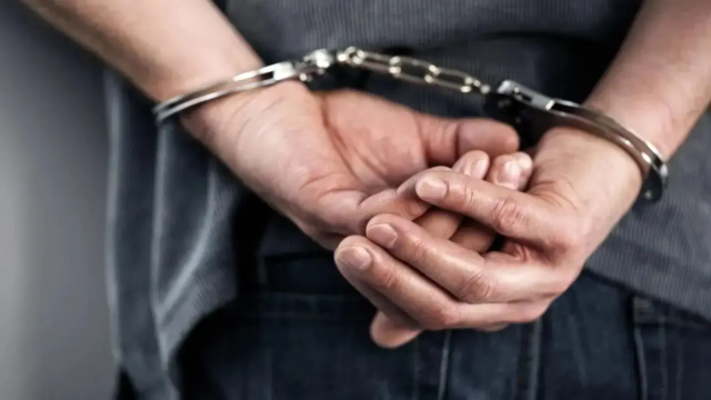 POTULHORES: Pessoas, o assalto acusado nos seios brilhantes após três meses

